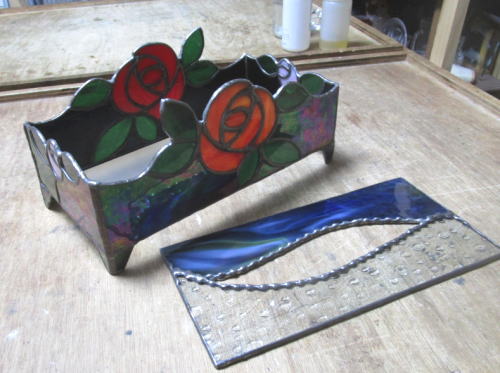 ステンドグラスで作る薔薇のティッシュボックス 教室生徒作品